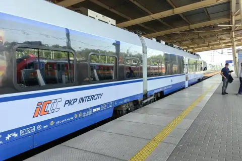 Pociąg PKP Intercity na peronie. Czekam na wymianę biletu, by ruszyć w podróż.