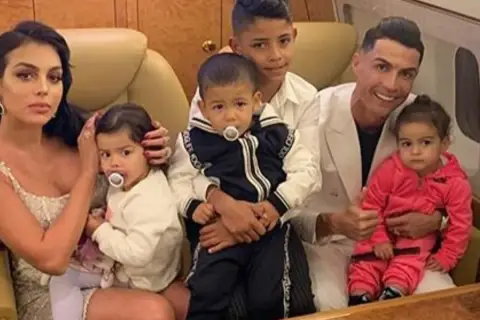 Ronaldo z rodziną w samolocie. Georgina i Cristiano otaczają swoje dzieci, tworząc ciepłą, rodzinną atmosferę.