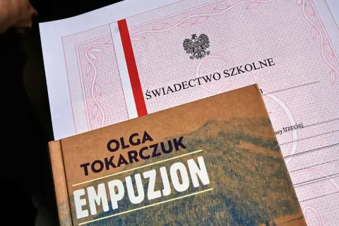 Świadectwo z paskiem i książka "Empuzjon" Olgi Tokarczuk. Symboliczne połączenie edukacji i literatury.