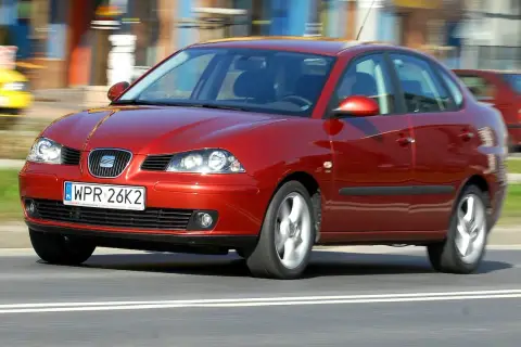 Czerwony Seat Cordoba 1.4 w ruchu drogowym, z rozmytym tłem.