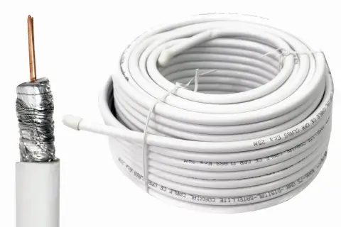 Zwijany biały kabel koncentryczny do anteny satelitarnej, z widocznym przekrojem pokazującym miedziany przewód i ekranowanie. Idealny do instalacji cyfrowych.