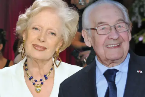 Uśmiechnięta para: Andrzej Wajda i jego żona, aktorka Beata Tyszkiewicz, na wydarzeniu.