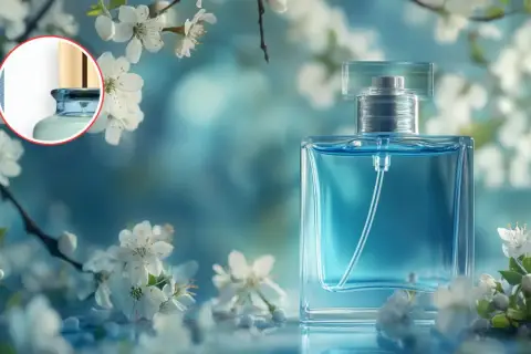 Frasco de perfume azul con un brillo refrescante, evocando la frescura de la naturaleza. Una posible equivalencia de Mercadona para un aroma cautivador.