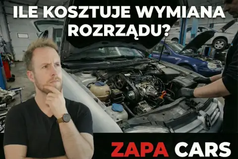 Zastanawiasz się nad wymianą rozrządu 1.9 TDI? Sprawdź, jaki jest koszt tej usługi w ZAPA CARS. Mechanik pracuje przy silniku.