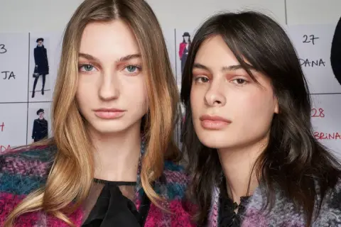 Dwie modelki z różnymi fryzurami. Blondynka z falami, brunetka z prostymi włosami. Zastanawiasz się, jaka fryzura do Ciebie pasuje?