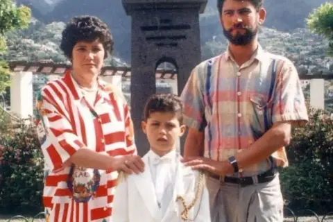 Młody Cristiano Ronaldo w białym garniturze, z rodzicami. Jose Dinis Aveiro, jego ojciec, stoi po prawej.