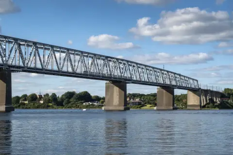 Lilla Bältbron, en imponerande järnvägsbro, sträcker sig över vattnet. Dess pris är väl värt den natursköna utsikten och den viktiga förbindelsen den utgör.