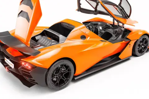 Pomarańczowy KTM X-Bow GT XR z otwartymi drzwiami i maską, ukazujący sportowy design i detale z włókna węglowego.