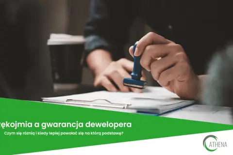 Dłoń z pieczątką nad dokumentem. Temat: rękojmia a gwarancja dewelopera – czym się różnią i kiedy którą wybrać?