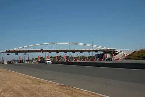 Płatne autostrady we Francji: szlabany na bramkach poboru opłat, przez które przejeżdżają samochody.