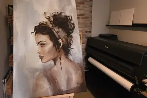 Portret kobiety w stylu digital art, zmysłowy i pełen emocji, obok drukarki Canon.