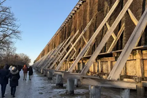 Tężnie w Ciechocinku zimą, ludzie spacerują po zaśnieżonej ścieżce.