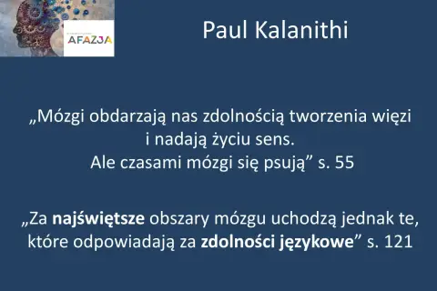 Grafika przedstawia głowę z trybikami, symbolizującą mózg, oraz cytaty Paula Kalanithiego o mózgu i afazji.