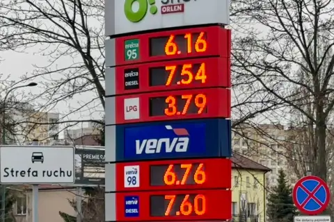 Cena paliwa diesel na Orlenie: 7,54 zł za Efecta Diesel i 7,60 zł za Verva Diesel. Obok widoczne ceny benzyny i LPG.