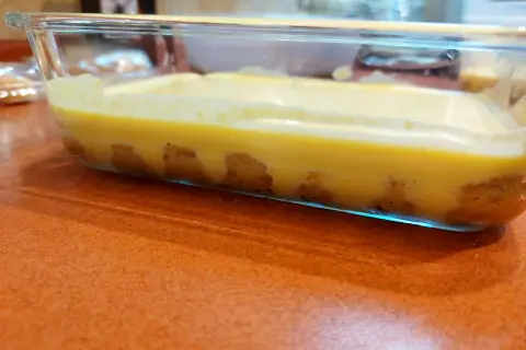 Warstwa biszkoptów do tiramisu nasiąka kremem.