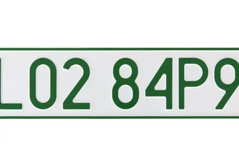 Polskie tymczasowe tablice rejestracyjne z zielonymi znakami. Numer L02 84P95.