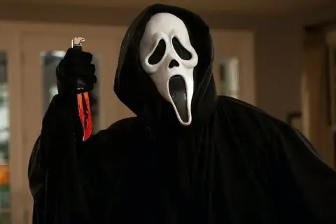 Postać w masce Ghostface z filmu "Krzyk" trzyma nóż.