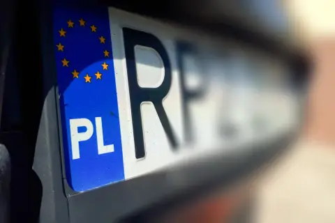 Zbliżenie na polską tablicę rejestracyjną z symbolem UE. Może to być związane z wyrejestrowaniem pojazdu.