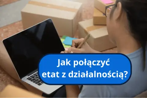 Osoba pracuje przy laptopie, otoczona paczkami. Zastanawia się, jak połączyć etat z działalnością.