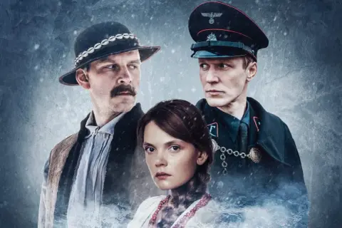 Trzech bohaterów, w tym mężczyzna w góralskim kapeluszu i żołnierz w mundurze, w kadrze filmu "Biała odwaga".