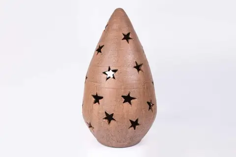 Lámparas con tejas de terracota con forma de lágrima, decoradas con estrellas caladas que dejan pasar la luz.