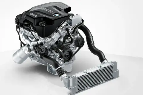 Silnik BMW TwinPower Turbo, model n20, z elementami układu dolotowego i intercoolerem.