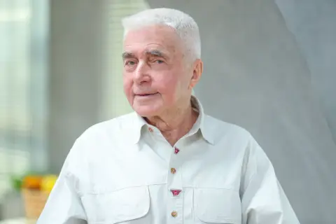 Portret Marka Piwowskiego, reżysera kultowych filmów. Siwe włosy, jasna koszula.