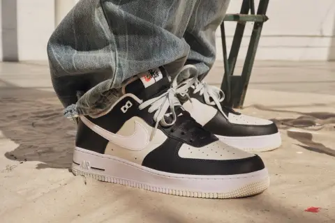 Nike Air Force 1 in Schwarz-Weiß. Die Frage, wie fallen Nike Air Force 1 aus, wird hier durch den lässigen Look mit Jeans beantwortet.