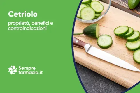 Cetriolo: scopri le sue proprietà benefiche e come usarlo in cucina. Fresche fette su tagliere con coltello.