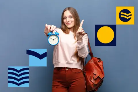 Dziewczyna z budzikiem i plecakiem, gotowa na egzamin. Czas na świadectwo dojrzałości!