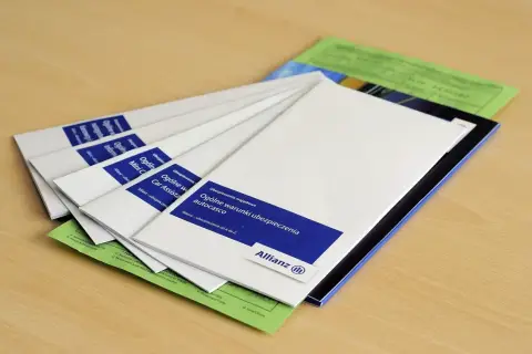 Ubezpieczenie samochodu na wyjazd za granicę? Stos dokumentów od Allianz, w tym ogólne warunki ubezpieczenia autocasco, zapewni spokój w podróży.