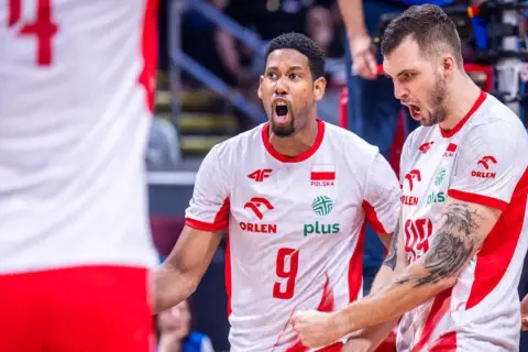 Siatkarze Polska vs Włochy. Emocje na boisku, zawodnicy w biało-czerwonych strojach z orłem.