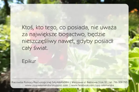 Cytat Epikura o bogactwie i szczęściu, kontrastujący z epikureizmem a stoicyzmem. Tło z kwiatami.