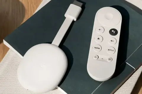 Biały Chromecast z pilotem, gotowy do podłączenia do telewizora. Ułatwia strumieniowanie ulubionych treści.