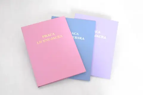 Trzy okładki prac licencjackich w pastelowych kolorach: różowym, niebieskim i fioletowym. Złoty napis "Praca Licencjacka" na różowej okładce.