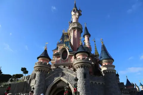 Zamek w Disneyland Paris, marzenie o zakupie biletów do krainy magii.