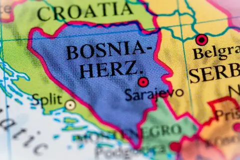 Mapa pokazuje, gdzie leży Bośnia i Hercegowina, między Chorwacją a Serbią, nad Adriatykiem. Widać stolicę Sarajewo.