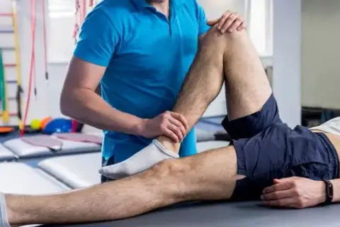Fizjoterapeuta vs rehabilitant: Kto leczy, a kto wspiera?