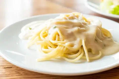 Pyszny makaron spaghetti polany kremowym, serowym sosem. Idealny przepis na sos serowy do makaronu, który zachwyci każdego.