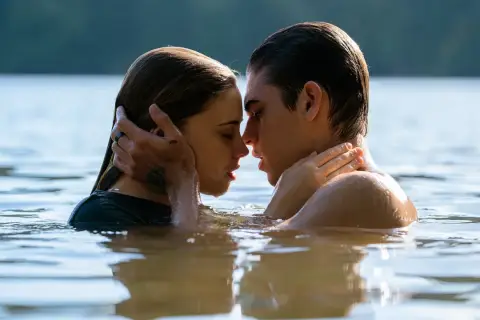 Tessa och Hardin i en intim stund i vattnet, precis som efter filmerna.