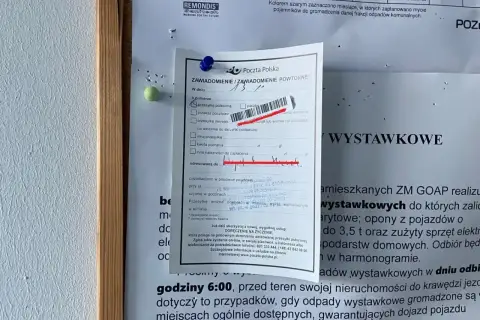 Zawiadomienie Poczty Polskiej o próbie doręczenia przesyłki poleconej. Nieodebrany list polecony wraca do nadawcy.