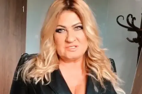 Beata Kozidrak, znana artystka, w czarnej marynarce. Jej wiek nie przeszkadza jej w emanowaniu energią.