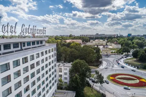 Hotel Gołębiewski Białystok, widok z lotu ptaka na nowoczesny budynek i otaczającą zieleń. Opinie o hotelu są pozytywne.