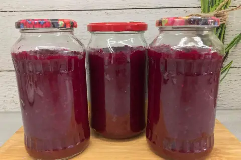 Trzy słoiki z przetworzonymi buraczkami na zimę. Rewelacja na chłodne dni!