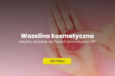 Dłoń trzymająca okrągłe opakowanie z wazeliną kosmetyczną. Idealny dodatek do Twoich kosmetyków DIY.