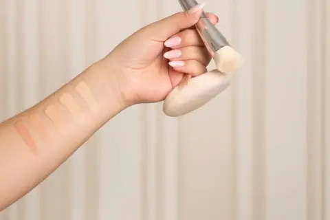 Arm mit Swatches verschiedener Concealer-Farben. So lässt sich die perfekte Concealer Farbe finden.