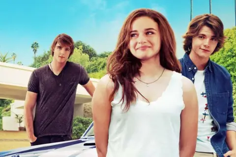 Elle, Noah i Lee – główna obsada The Kissing Booth – pozują na tle słonecznego dnia.