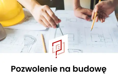 Ręce kreślące plany budowlane z cyrklem i ołówkiem, żółty kask budowlany.
