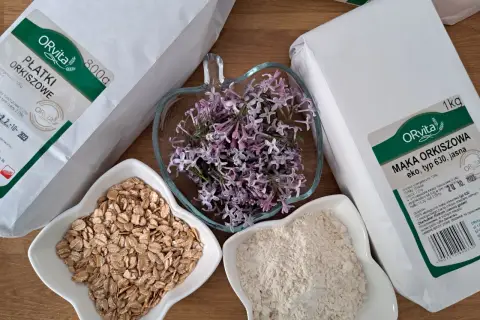 Mąka orkiszowa, płatki orkiszowe i kwiaty bzu. Czy mąka orkiszowa ma gluten? Tak, orkisz zawiera gluten.