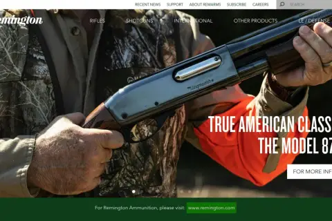 Un chasseur tient un fusil Remington 870, un classique américain, prêt pour l'action.